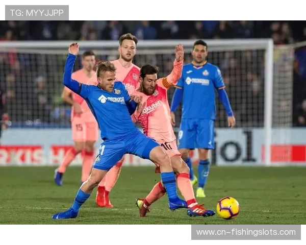 格拉纳达主场对阵埃尔切，小球迷冲入场内与偶像索尔达多拥抱。