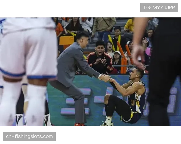 徐杰倒地拼抢，造成对手回场违例