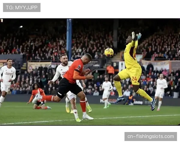 门将失误送礼，奥纳纳出击摘球脱手，目睹皮球滚入自家网窝