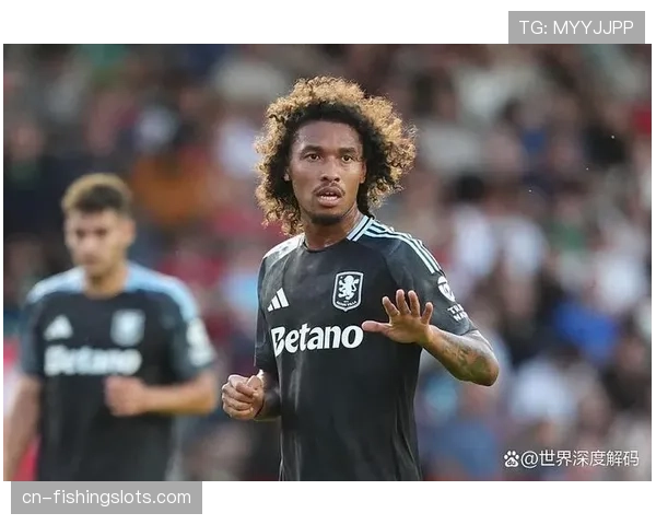 特写：看台上，维拉队长麦金因停赛无法出战，神情专注